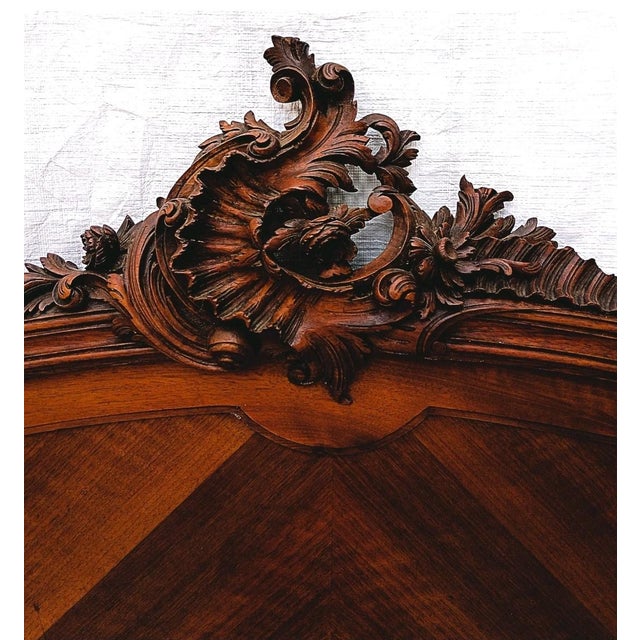 Antique French Louis XV Walnut Bed – Rococo Carved Queen Adaptable Circa 1900s For Sale In Los Angeles - Image 6 of 18
