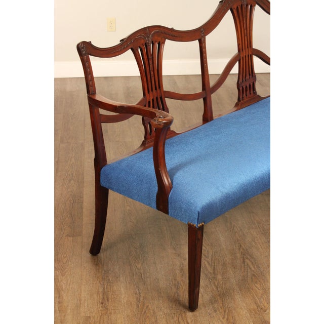 Hepplewhite Antique Federal Style Mahogany Carved Long Settee For Sale - Image 3 of 13