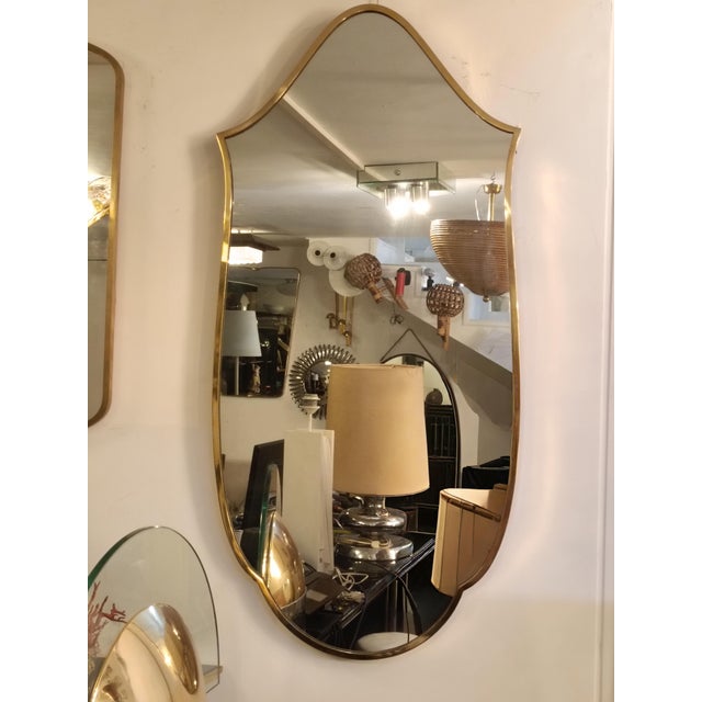 1960s Shield-Shaped Brass Wall Mirror in the style of Gio Ponti, Italy, 1960s For Sale - Image 5 of 8