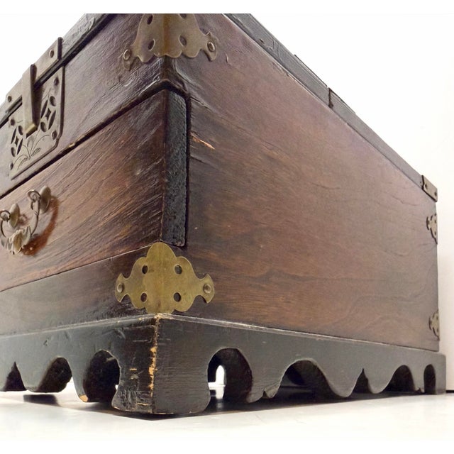 Antique Japanese Meiji or Taishō Era Brass Mounted Wooden Vanity Box Jewelry Chest For Sale - Image 9 of 12