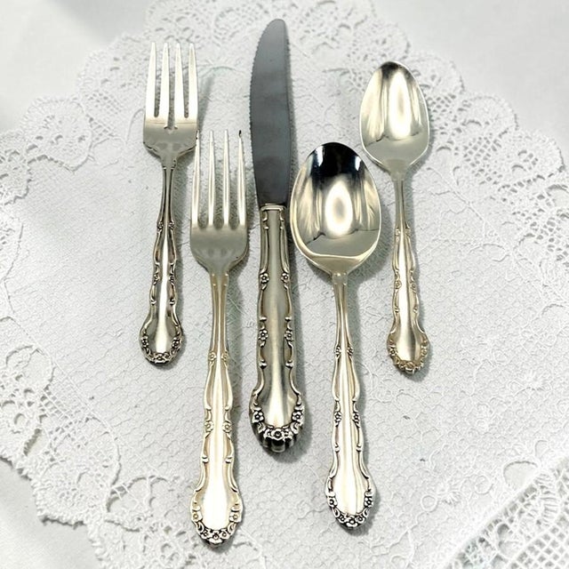 Vintage Oneida/Rogers “Flirtation” Silverplate With Int'l Silver Co. Storage Chest - 80 Pcs: Service for 12, Steak Knives and Serving Pieces Flatware For Sale - Image 18 of 18