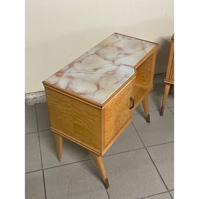 Italian Bedside Tables in Maple Burl and Marbled Glass, 1960s, Set of 2 For Sale - Image 12 of 18