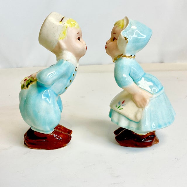 Ceramic 1940s Vintage Boho Chic Kissing Dutch Kids Figurines - A Pair For Sale - Image 7 of 7