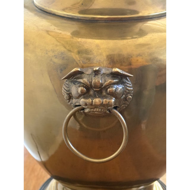 Chapman & Myers Mid 20th Century Neoclassical Brass Urn Lamp With Foo Dog Handles For Sale - Image 4 of 8