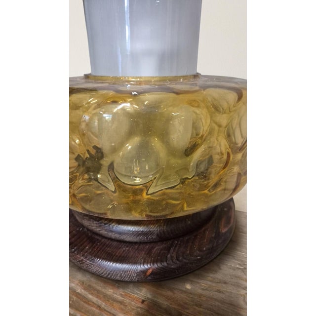 Mid-Century Modern Mid-Century Table Lamp in Pressed Amber Glass and Wood, 1930 For Sale - Image 3 of 9