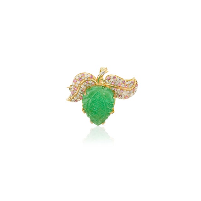 Metal Carved 8.88ctw Emerald Diamond Strawberry Brooch Pin Pendant in 18k Gold For Sale - Image 7 of 12
