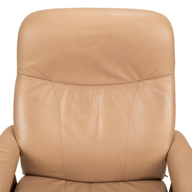 Tan 1990s Ekornes Stressless Royal Recliner in Tan Leather W/ Walnut Base - Large Model For Sale - Image 8 of 10