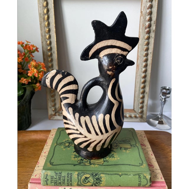 Rustic Mid‑Century Lenca Pottery Rooster Bank – Hand‑Painted Honduran Folk Art – 1940s–1960s For Sale - Image 3 of 7