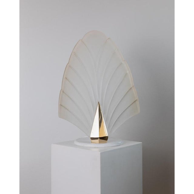 This large vintage murano glass table lamp from the 1980s features a beautifully curved leaf-shaped glass shade combined...