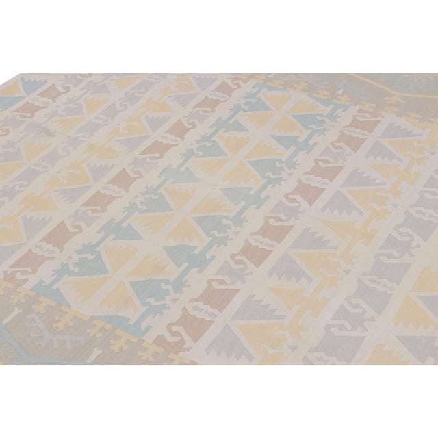 This contemporary 6x9 Dhurrie flat weave is an exciting new entry in Rug & Kilim’s esteemed custom-capable collection....