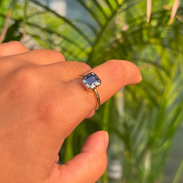 18k Gold Blue Sapphire Square Ring With Pinion Bezel Black Rhodium Size 6.5 For Sale - Image 12 of 16