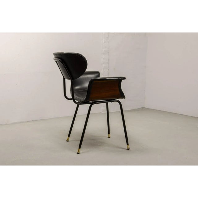 Italian Rosewood & Black Leatherette Swan Chair with Black Steel Feet & Brass Tips, 1960s For Sale - Image 4 of 15