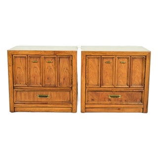 Thomasville Mid-Century Modern Hollywood Regency Sculpted Walnut Campaign Nightstands, Pair For Sale