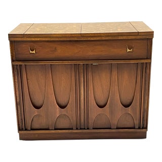1960s Mid-Century Modern Broyhill Brasilia Sculpted Walnut Rolling Bar Cart Cabinet For Sale