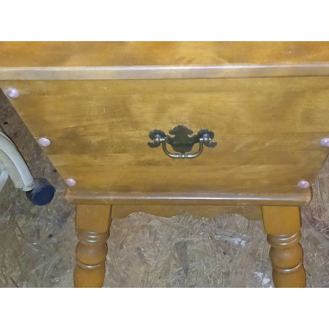 Wood Ethan Allen Baumritter Solid Maple Colonial Style Accent Dough Box For Sale - Image 7 of 8
