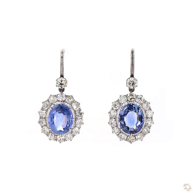 This pair of estate earrings from our contemporary estate collection centers on a 4.47-carat diamond in a round brilliant...