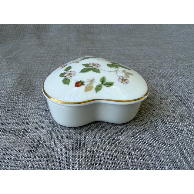 2000 - 2009 Vintage Wedgwood Floral Strawberry Porcelain Heart Trinket Box For Sale - Image 5 of 12