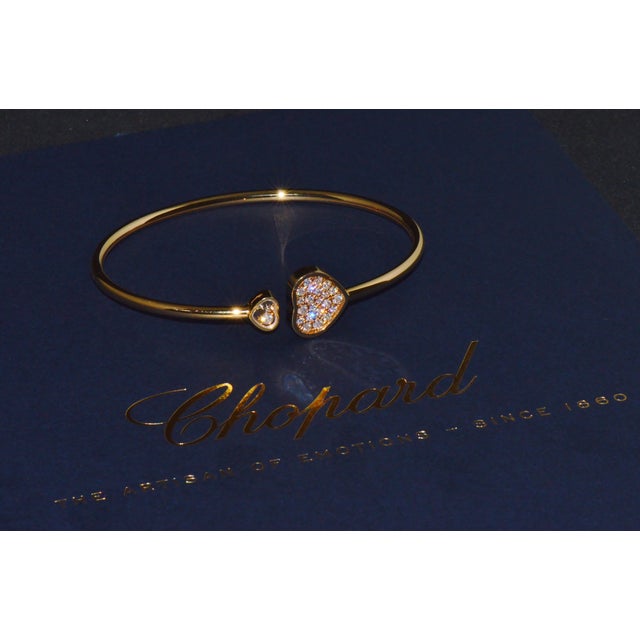 This elegant Chopard Happy Hearts bracelet combines timeless luxury with the playful brilliance of Chopard’s signature...