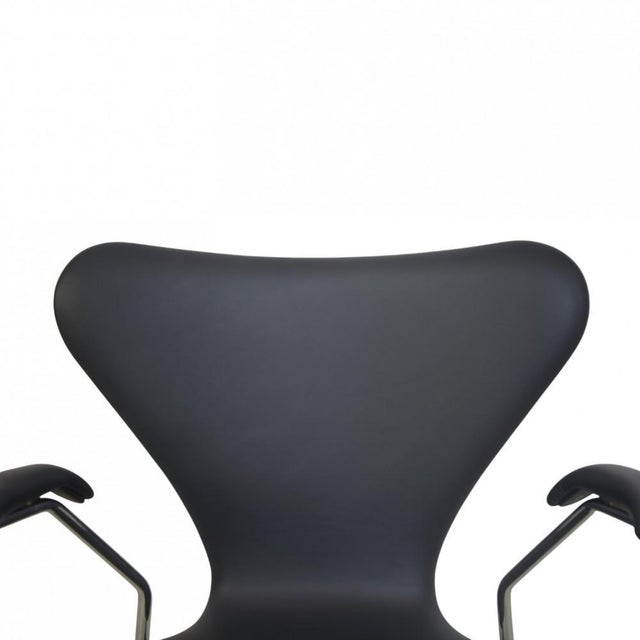 3207 Seven Armchair in Black Classic Leather by Arne Jacobsen, 2010s For Sale - Image 3 of 14