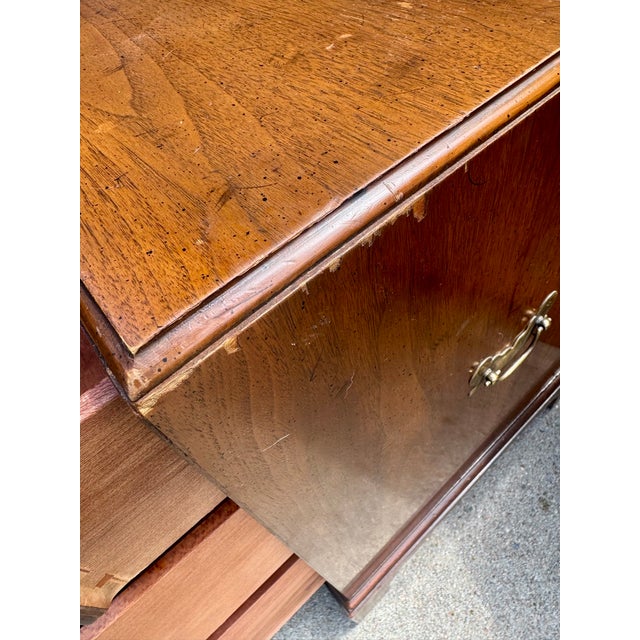 Vintage Henredon 18th Century Style Bedside Chests - A Pair For Sale - Image 9 of 10
