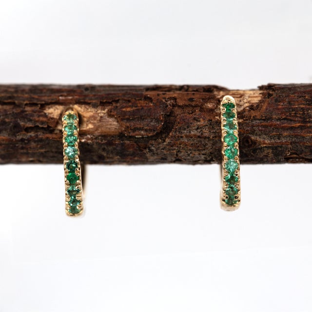 Classical Roman Zambian Emerald Huggies in Solid 14k Yellow Gold | Rd 10mm | Latch Back- Set of 2 For Sale - Image 3 of 6