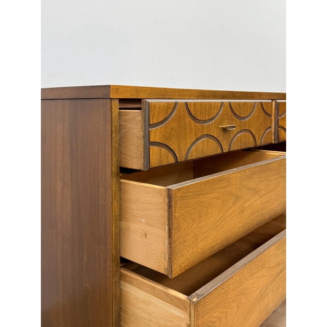 Vintage MCM Bassett Style Nine Drawer Dresser With Wood Inlays Collectable Retro For Sale - Image 17 of 18
