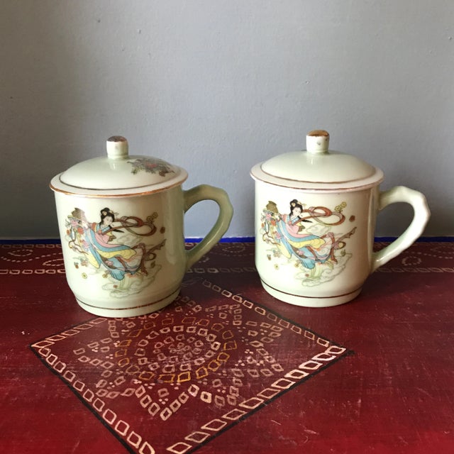 Absolutely gorgeous hue on this pair of tea cups with lids for steeping tea. Handles are bamboo and chinoiserie motif is...
