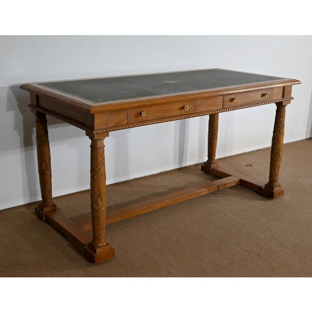 This solid oak desk with a clear shade is characterized by the delicacy of the work of its belt. Indeed, a bundle molding...