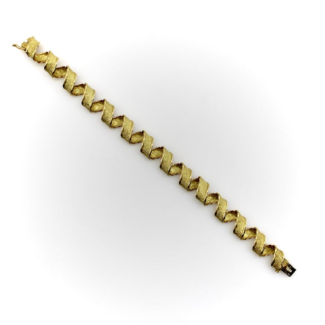 Modern 1980s 18k Gold Tiffany & Co. French Ribbon Bracelet For Sale - Image 3 of 11