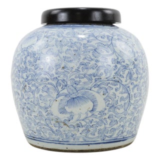 Mid 19th Century Blue and White Porcelain Ginger Jar With Plants Motif For Sale