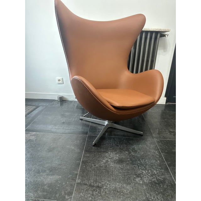 Egg chair in excellent, near-new condition as it has been used very little. Perfect for a film shoot\.no flaws! This piece...