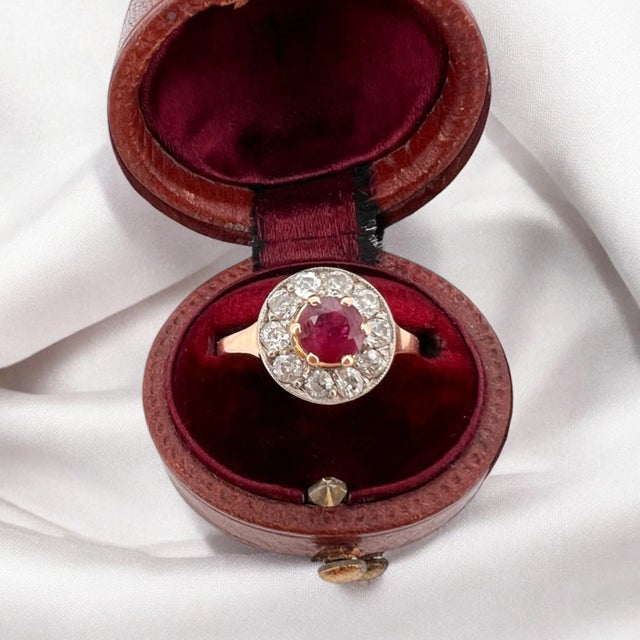 Antique halo ring from the 1900s in 18 carat gold (750 thousandths) and platinum. It is set with a natural ruby ​​of...