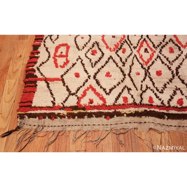 Nazmiyal Collection White and Red Vintage Moroccan Kilim Rug For Sale - Image 4 of 7
