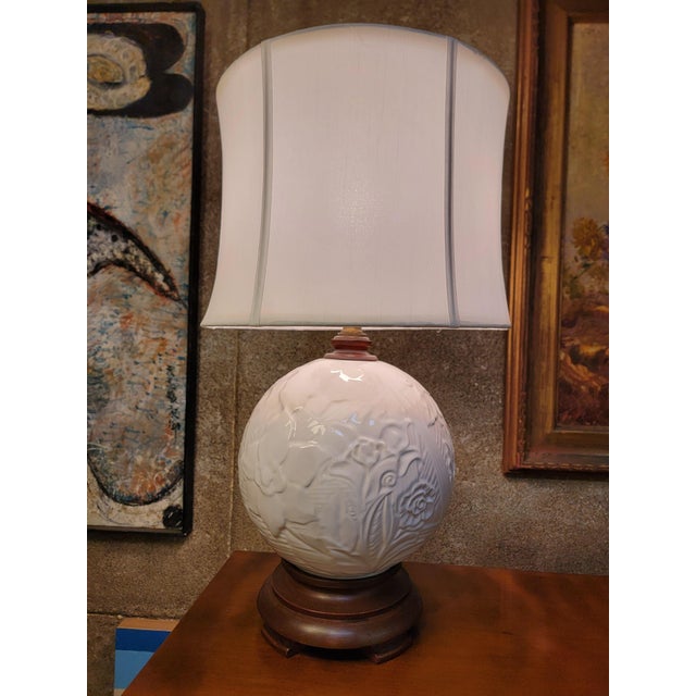 Haeger Circular White Ceramic Table Lamp by Haeger Pottery For Sale - Image 4 of 9