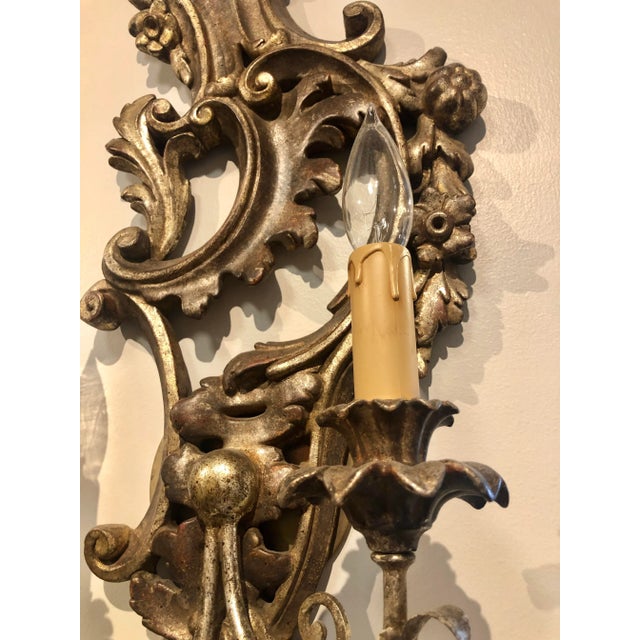 1990s Italian Hand Carved Wood 2 Light Acanthus Leaf Motif Sconce in Distressed Silver Gilt and Mecca Finish For Sale - Image 5 of 13