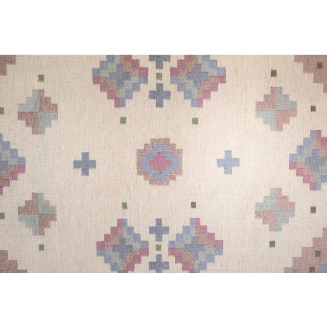 1960s Large Mid-Century Swedish Kilim in Tones of Pink and Cream, 1960 For Sale - Image 5 of 7