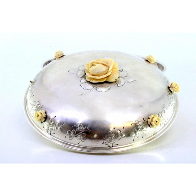 Round Silver Candy Box with Floral Reliefs Lid and Flower-Shaped Handle, in Very Good conditions. Designed 1890 to 1919...