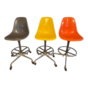 Vintage Herman Miller Eames Fiberglass Shell Chairs – Set of 3 – Orange, Yellow & Gray – Swivel Task Base
