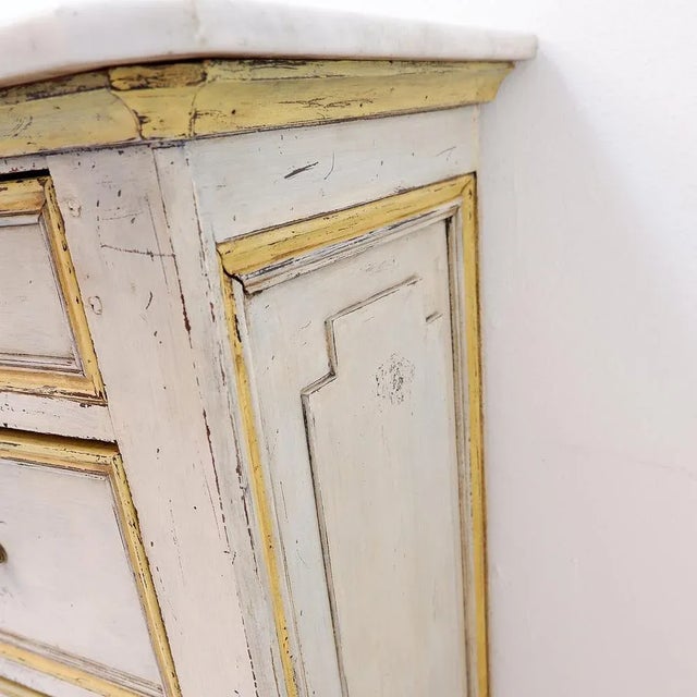 Antique Italian Chest of Drawers with Marble Top, 1800s, in Good conditions. Designed before 1890