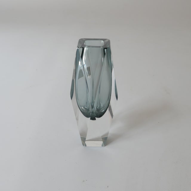 Light Grey Murano Glass Vase with Geometric Facets, Mandruzzato Pattern, 1960 by Alessandro Mandruzzato for Alessandro Mandruzzato For Sale - Image 6 of 8