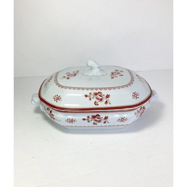 This exquisite ceramic lidded ironstone serving bowl in the Spode pattern Gloucester Red is a fine example of English...