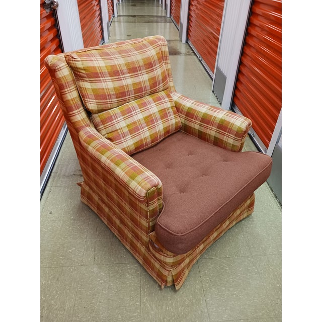 Bring high-end mid-century construction into your next design project with this vintage lounge chair by Henredon Fine...