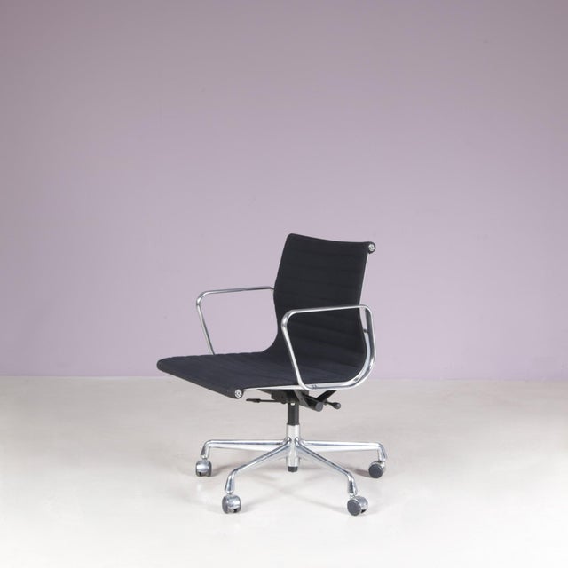 2000 - 2009 Desk Chair Model EA118 in Chrome Base with Black Hopsack Upholstery and Aluminium Armrests by Charles & Ray Eames for Vitra, Germany, 2000s For Sale - Image 5 of 16