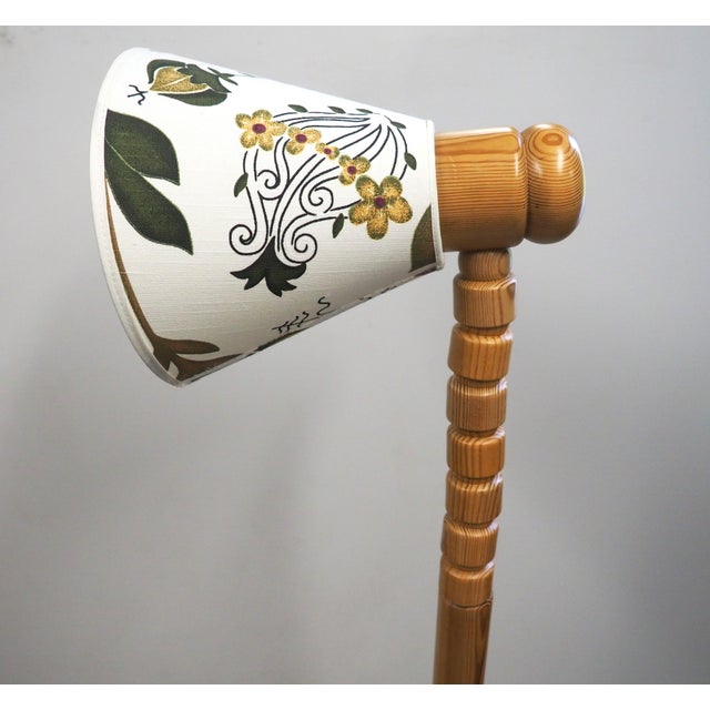 Vintage Swedish floor lamp in solid pine, handcrafted by Solbacken, circa 1975–1985. A wonderful and cozy lamp to have...
