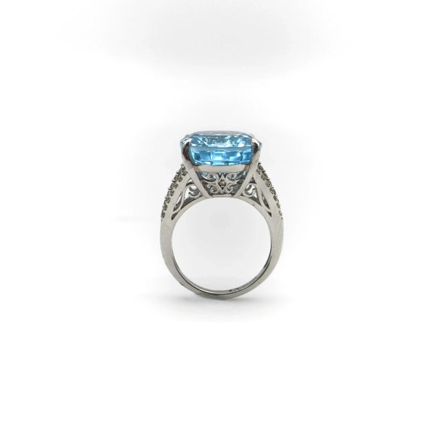 14K White Gold, Diamond, and Blue Topaz Ring 19+ Carats Size 6.25 For Sale In Los Angeles - Image 6 of 8