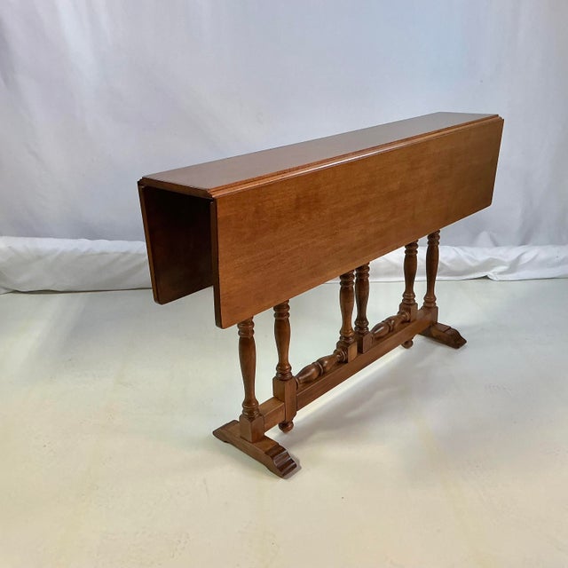 1950s Traditional Americana Maple Drop Leaf Gate Leg Dining Table. For Sale - Image 4 of 11