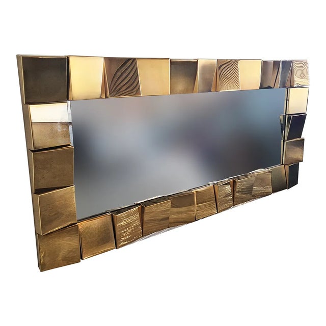 Luxury rectangular wall mirror, with 3D effect in brass. The mirror can be positioned both vertically and horizontally....