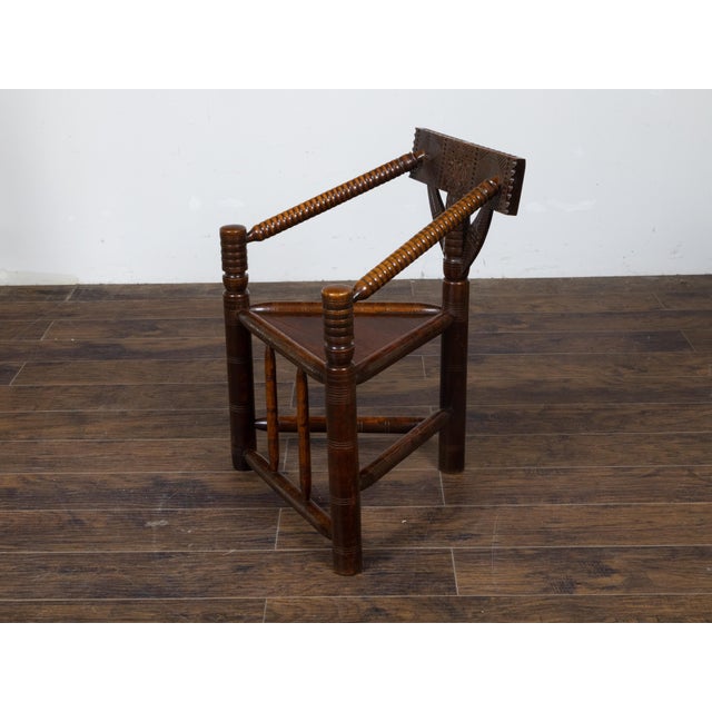 Early 20th Century Early 20th Century English Turn of the Century Oak Corner Chair with Carved Geometric Back Splat For Sale - Image 5 of 12