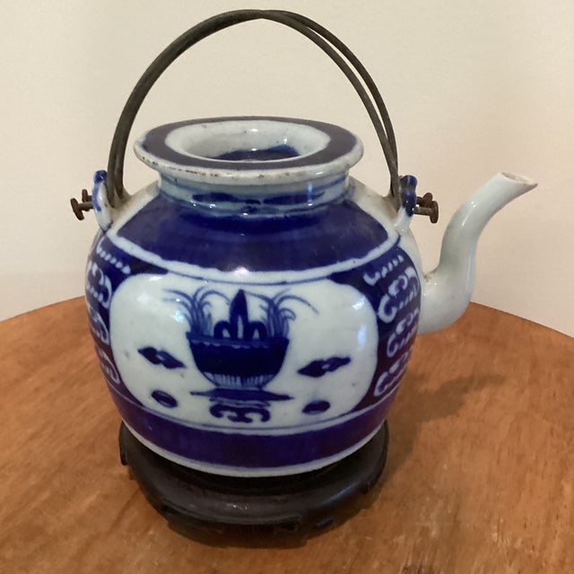 Antique Chinese Export Blue & White Porcelain Teapot W/Wire Bail Handles Qing Dynasty Stamped on Wood Base For Sale - Image 11 of 12