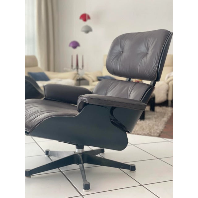 Wood Set of Black Lounge Chair and Ottoman in Leather by Charles & Ray Eames for Herman Miller, 1980s For Sale - Image 7 of 11